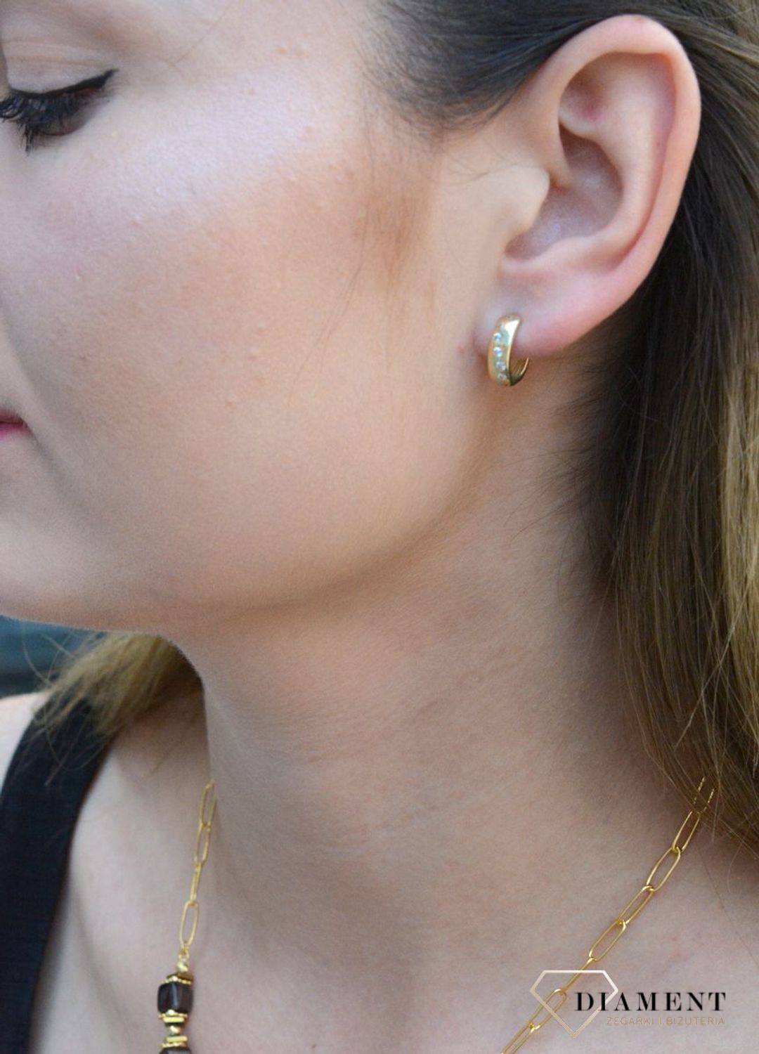 Kolczyki złote 333 angielskie zapięcie z okrągłymi cyrkoniami KL 6922 333. Kolczyki damskie złote. kolczyki złote na angielskie zapięcie. Kolczyki złote z cyrkoniami. Kolczyki złote idealne na prezent. Kolczyki złote na każdą.jpg